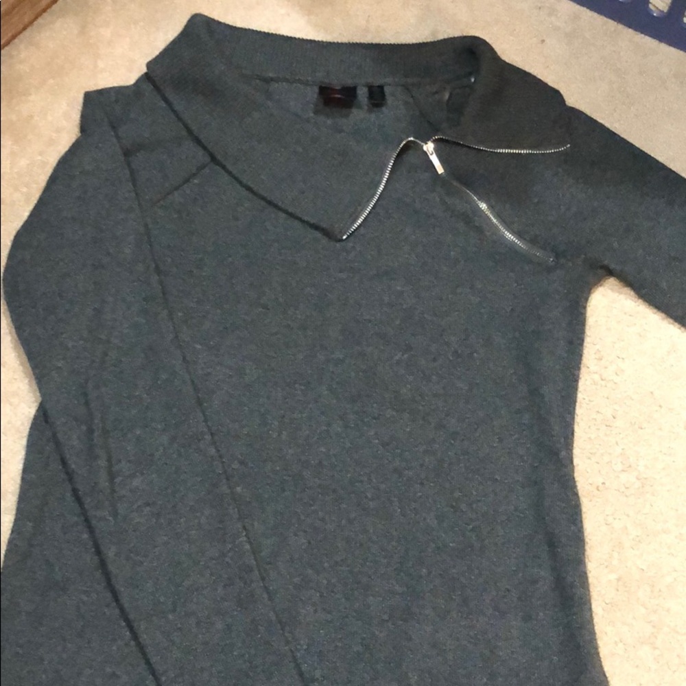 Excellent used zippered neck sweater, petite small